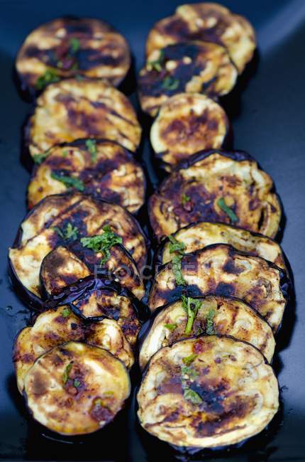 Grilled aubergine slices with chilli and mint — Stock Photo