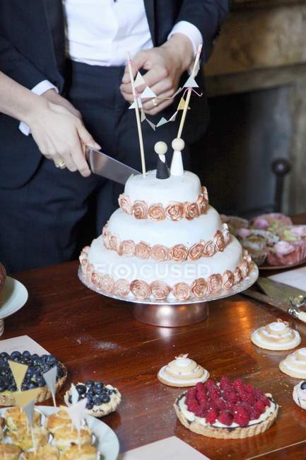Наречена і наречений різання торт — стокове фото