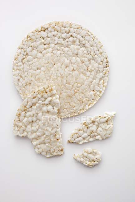 Bolos de arroz inteiros e quebrados — Fotografia de Stock