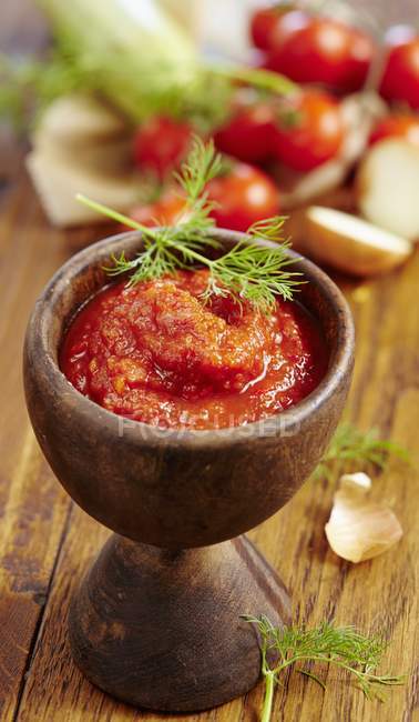 Salsa brava - courgette et salsa au poivre dans un petit stand en bois sur une surface en bois — Photo de stock