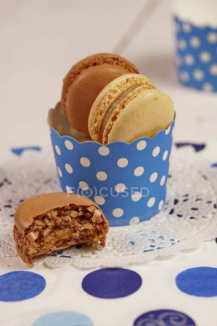 Macarons au chocolat et cappuccino — Photo de stock