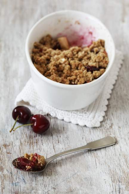 Closeup view of apple and cherry crumble in bowl — Stock Photo