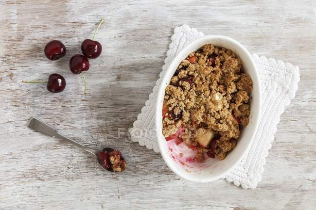 Top view of apple and cherry crumble in a baking dish — Stock Photo
