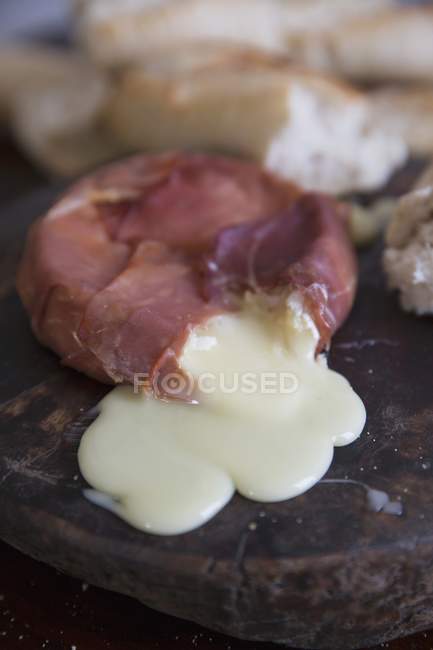 Brie al horno envuelto en jamón de Parma - foto de stock