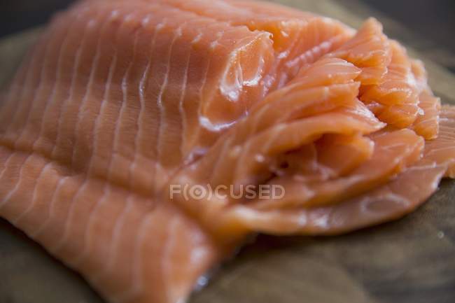 Rebanadas de salmón crudo - foto de stock