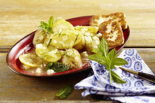 Potatoes with fried halloumi — Stock Photo