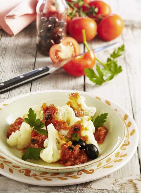 Cauliflower with tomatoes and olives — Stock Photo