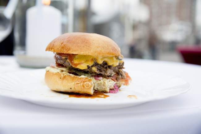 Cheeseburger su con morso tirato fuori — Foto stock