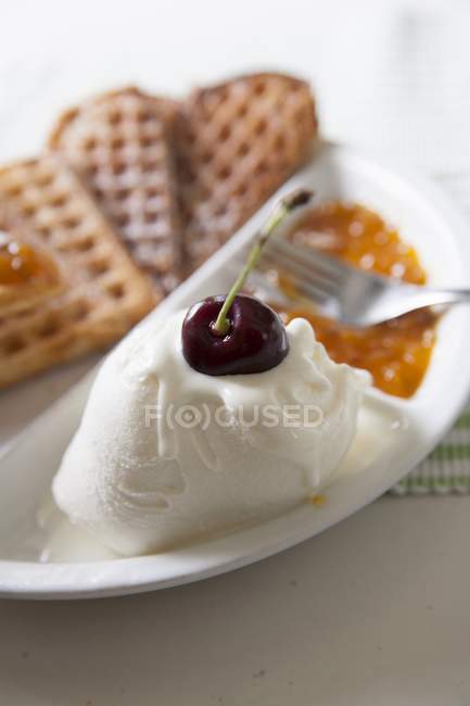 Вафлі у формі серця з ванільним морозивом — стокове фото
