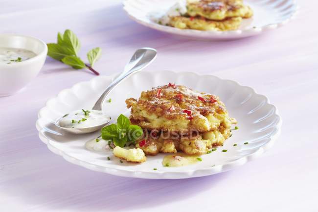 Buñuelos de coliflor con salsa de cebolla de primavera - foto de stock