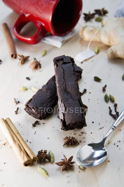 Vista de cerca del chocolate con especias veganas Biscotti con especias - foto de stock