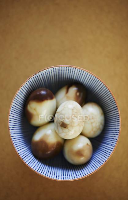 Closeup top view of hard-boiled shelled eggs stained with tea — Stock Photo