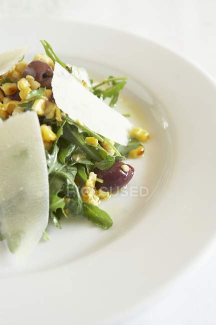 Ракетний салат з оливками — стокове фото