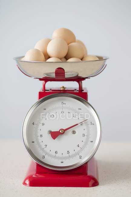 Organic eggs on kitchen scales — Stock Photo