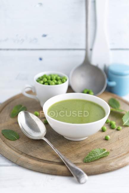 Pea and mint soup in bowl — Stock Photo