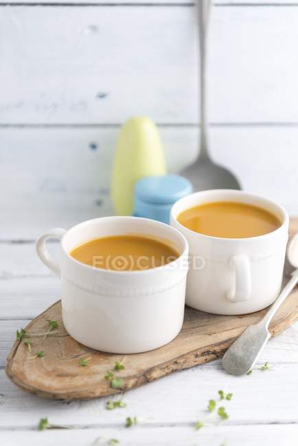 Чашки супа из сквоша с орехами — стоковое фото