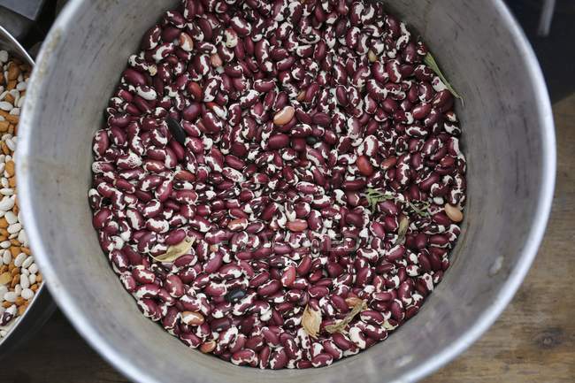 A bucket of cow peas at a market — Stock Photo