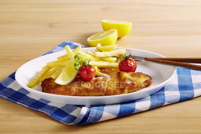 Escalope impanata con patatine — Foto stock