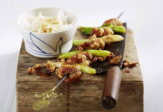 Якитори - Японские куриные шашлыки на деревянном столе с ножом — стоковое фото