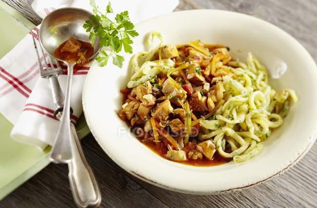 Closeup view of chicken ragout with herb Spaetzle noodles — Stock Photo
