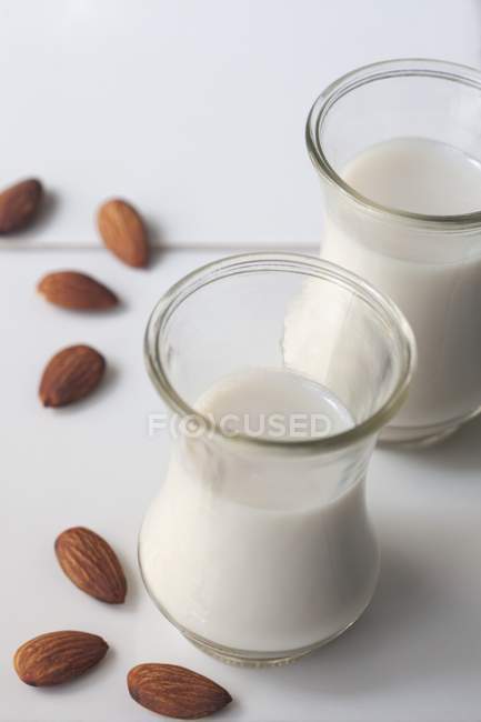 Bicchieri di latte di mandorla — Foto stock