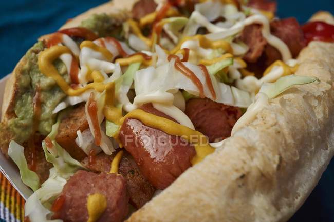 Hot dog con col y guacamole - foto de stock