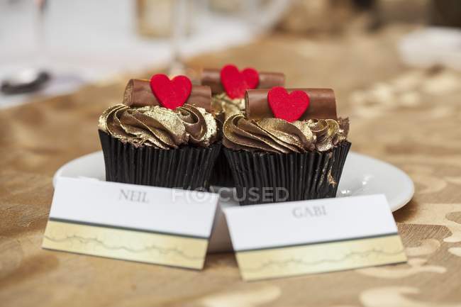 Cupcakes with golden frosting — Stock Photo
