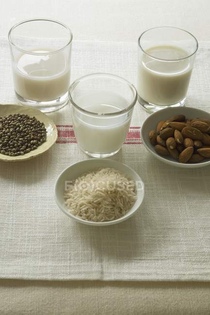 Verre de lait de chanvre — Photo de stock
