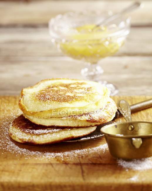 Buttermilk pancakes and apple sauce — Stock Photo