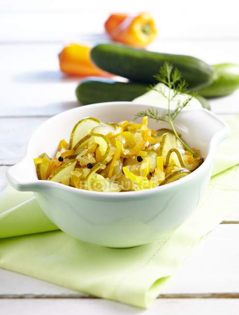 Salat mit Gurken und Paprika in Schüssel — Stockfoto