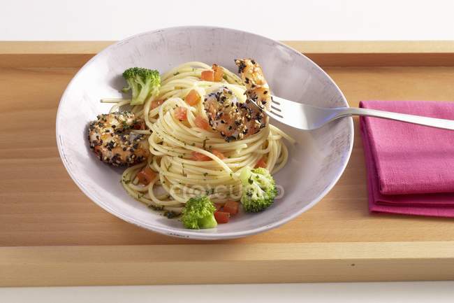 Spaghetti pasta with sesame seed prawns — Stock Photo