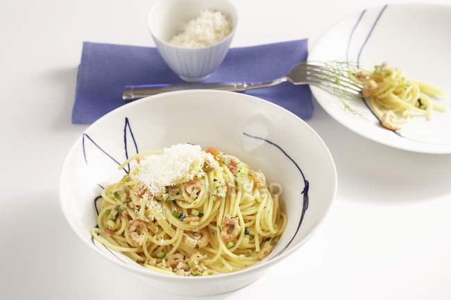Espaguetis con ragú de camarones - foto de stock