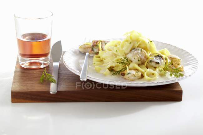 Tagliatelle pasta com peixe — Fotografia de Stock
