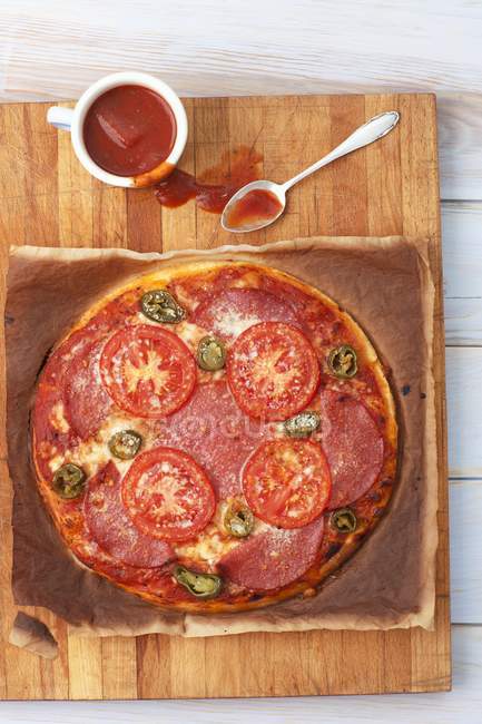 Pizza com salame e jalapeos — Fotografia de Stock