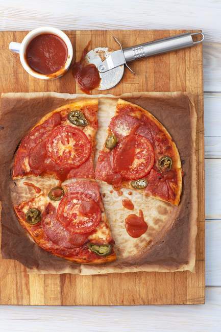Pizza mit Salami und Jalapeos — Stockfoto