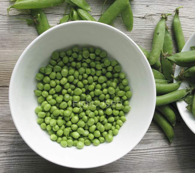 Bowl of freshly shelled peas — Stock Photo