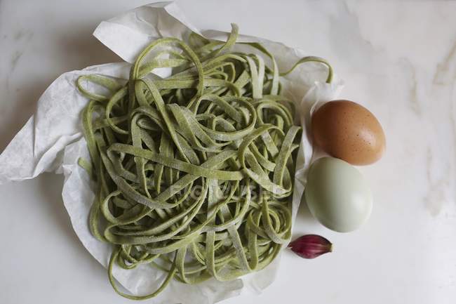 Fresh spinach linguine pasta — Stock Photo