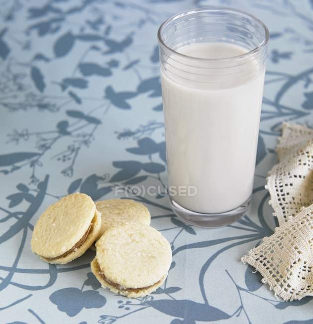 Зерновое молоко с печеньем — стоковое фото