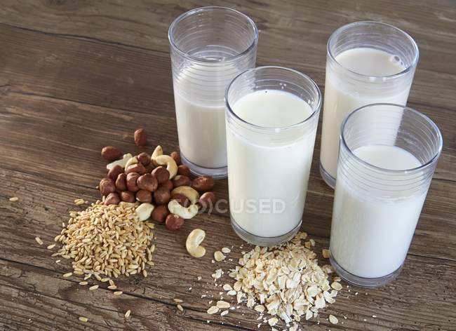 Latte vegano con ingredienti — Foto stock