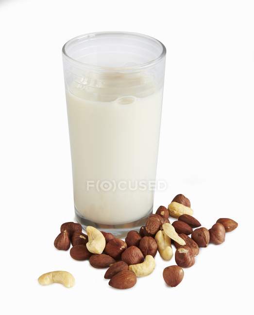 Молоко без лактозы в стекле — стоковое фото