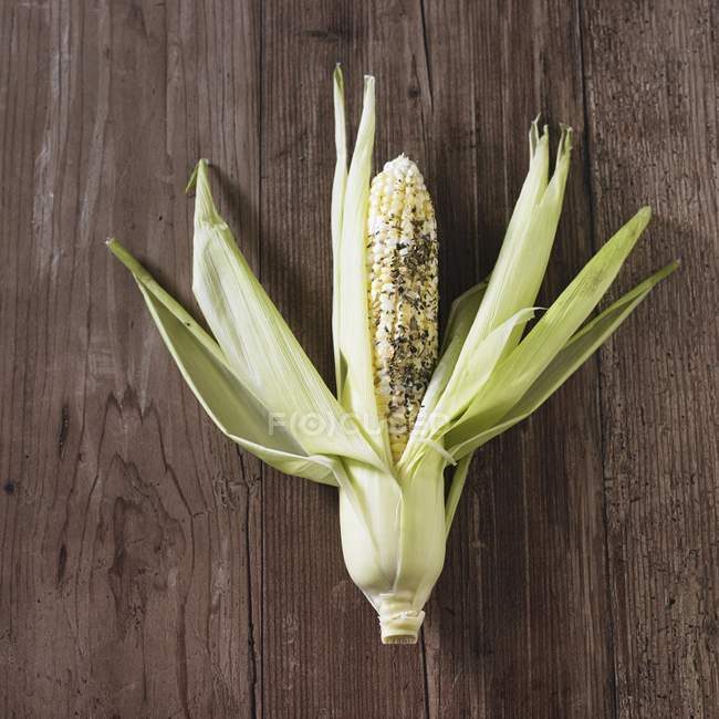 Épi de maïs frais — Photo de stock