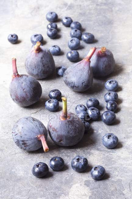 Fresh blueberries and figs — Stock Photo