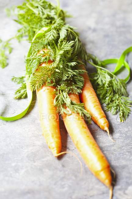 Tres zanahorias frescas - foto de stock