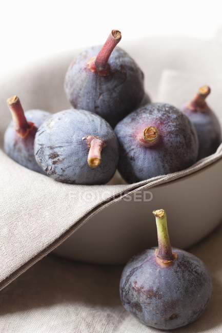 Bowl of fresh red figs — Stock Photo