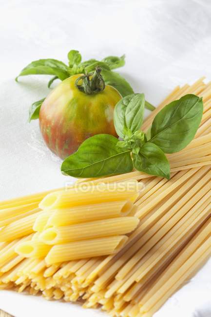 Linguine und Penne Pasta — Stockfoto