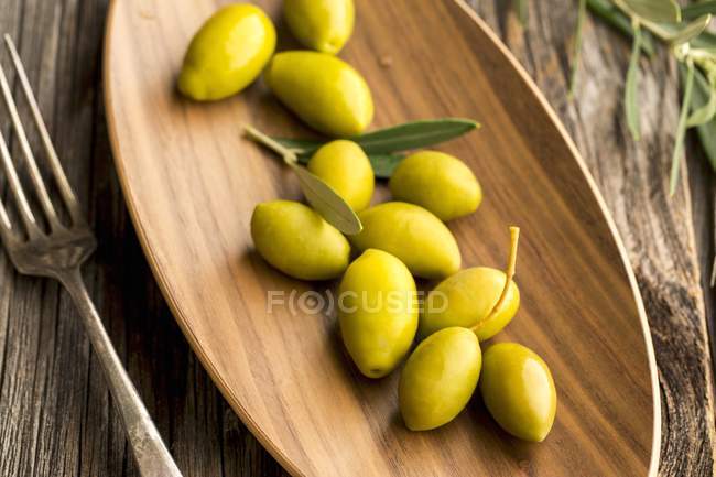 Aceitunas verdes frescas - foto de stock