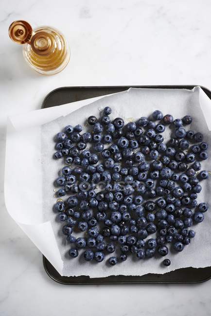 Fresh blueberries on baking tray — Stock Photo