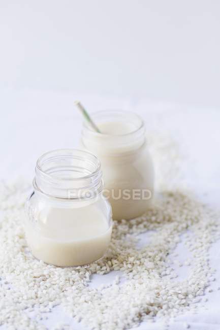 Рисовое молоко в банках — стоковое фото