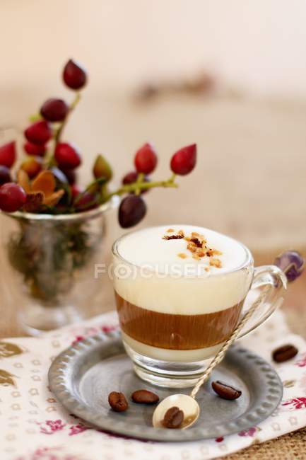 Espresso macchiato in tazza di vetro — Foto stock
