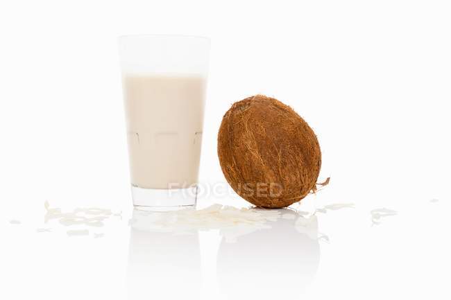 Verre de lait de coco — Photo de stock